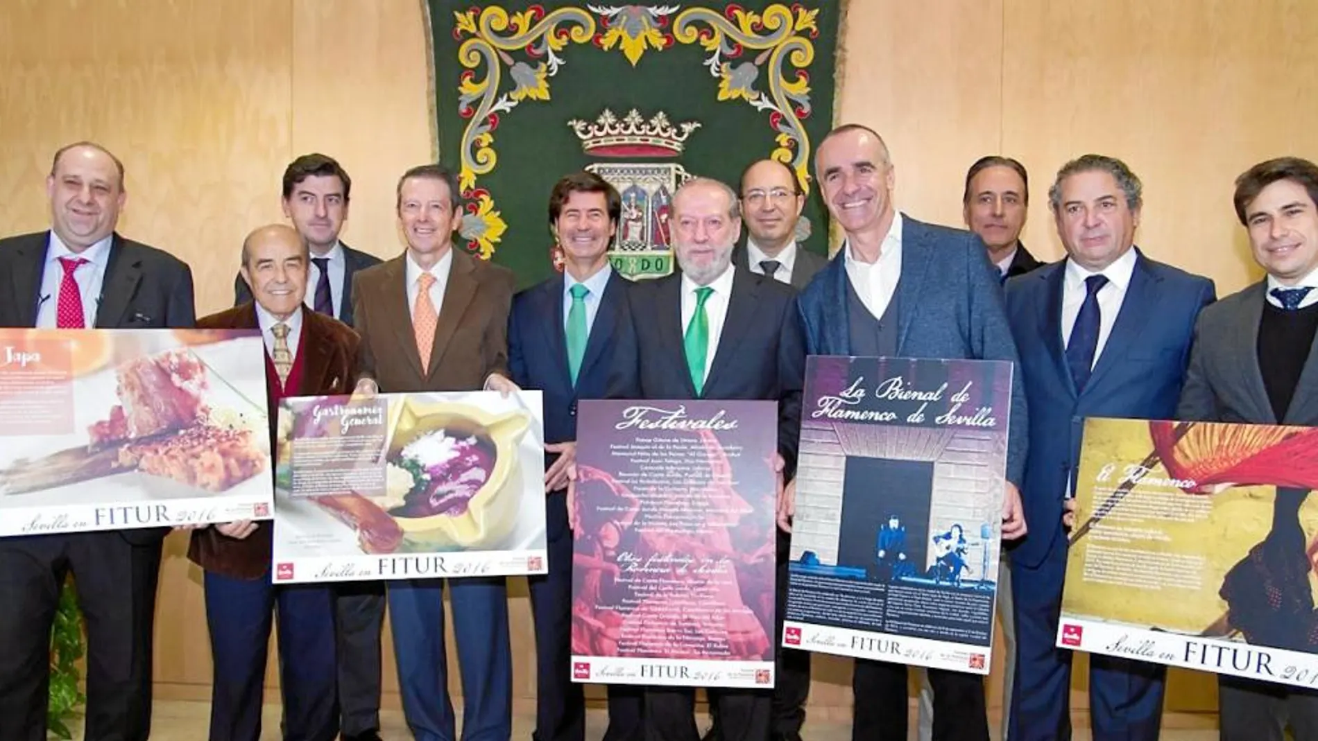 Miguel Rus, en el centro de la imagen junto a Villalobos, acudió ayer a la presentación de los contenidos que la Diputación llevará a Fitur