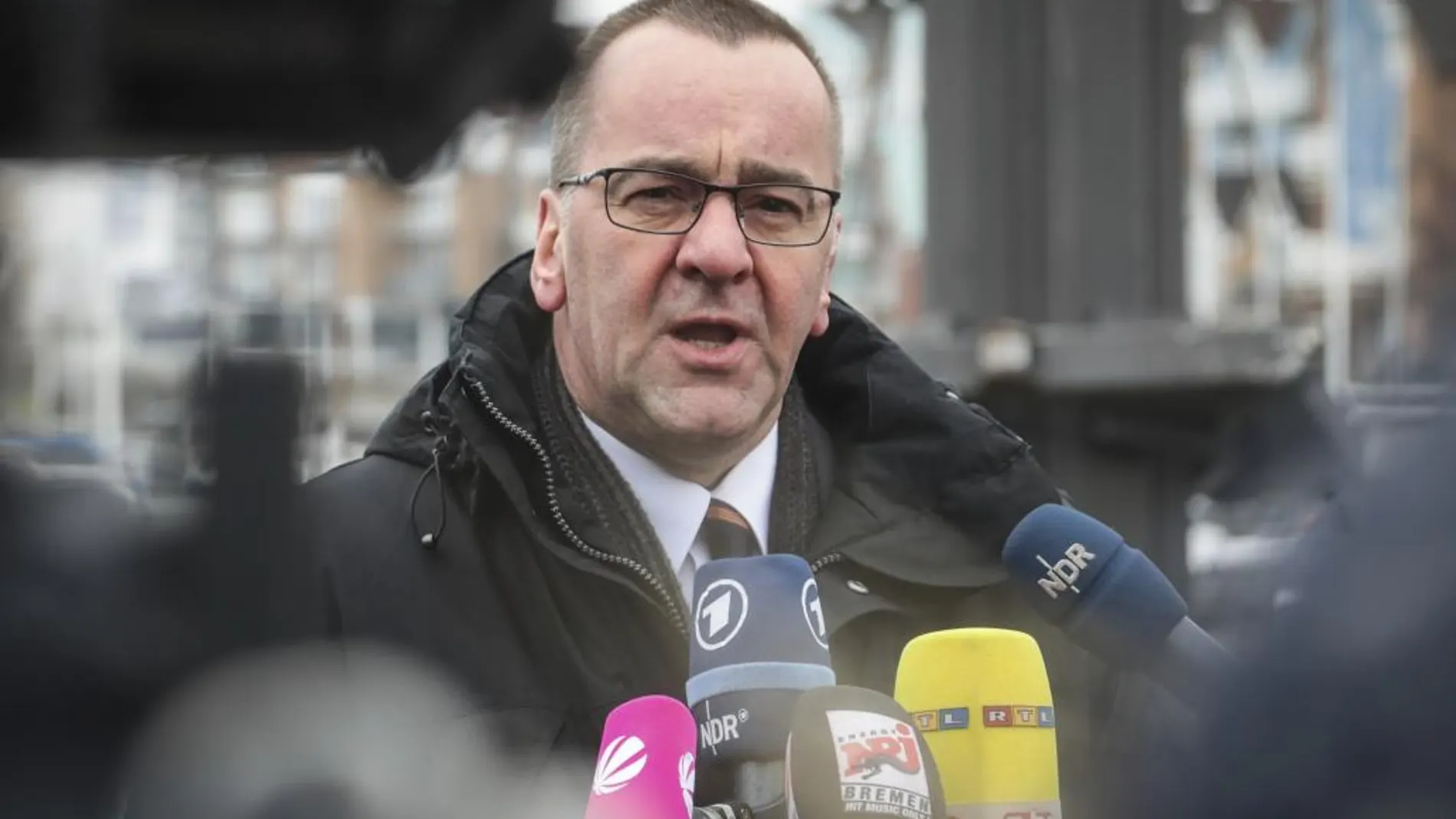 El ministro de Interior del estado alemán de Baja Sajonia, Boris Pistorius, informa de las detenciones