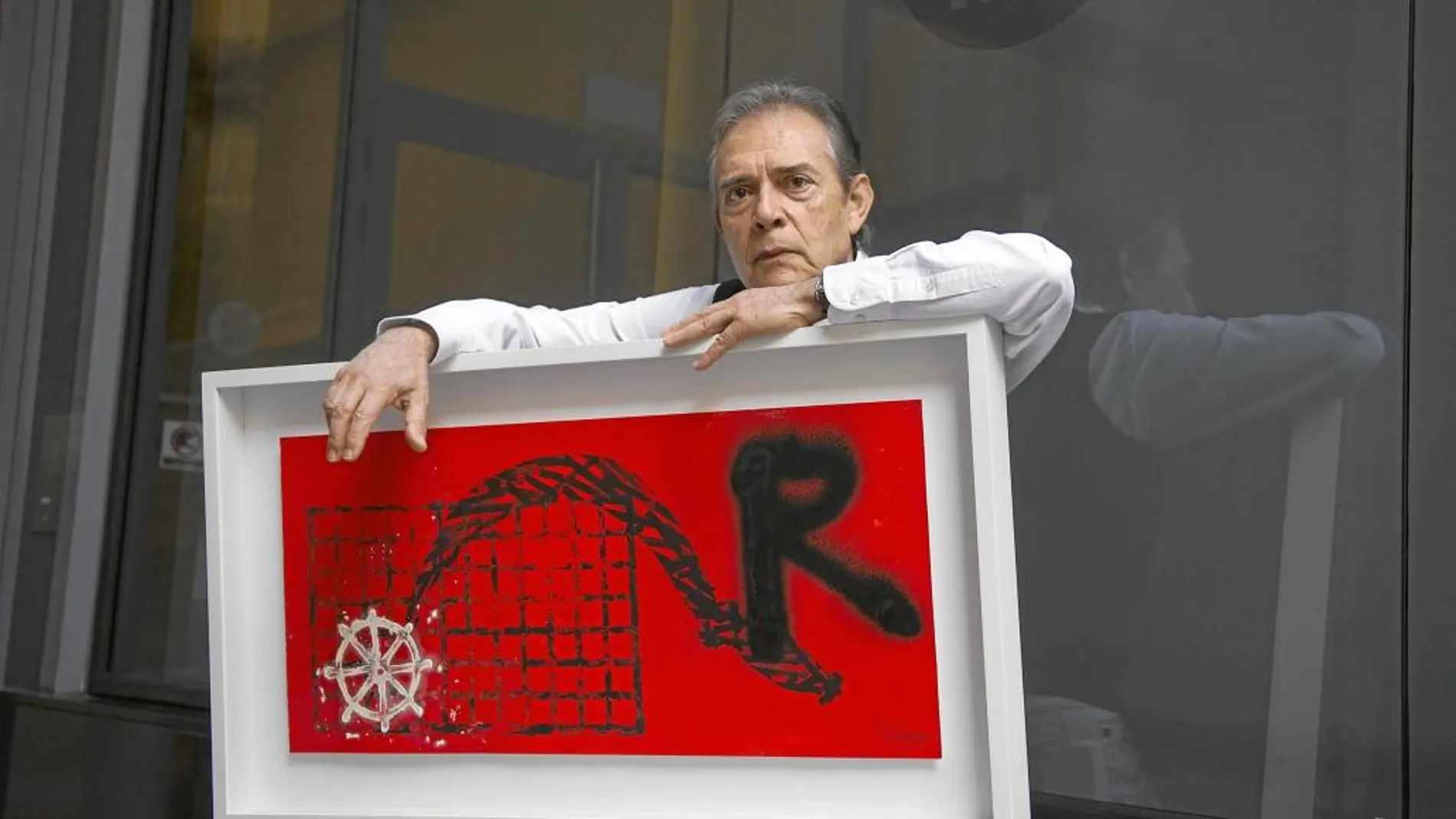 Joan Pere Viladecans posa, ayer, con una de sus obras sobre Martí i Pol y que se exponen ahora en Can Serra