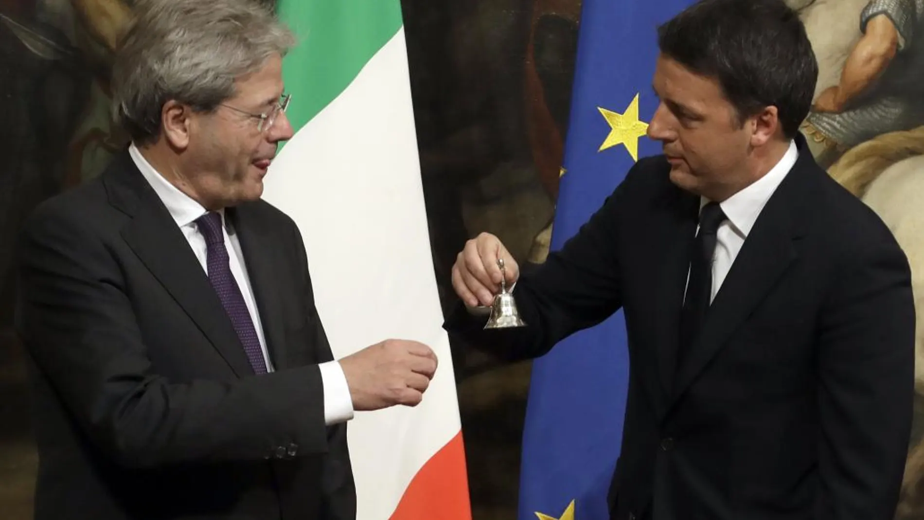 Renzi traspasa poderes a Gentiloni en la «ceremonia de la campanilla»