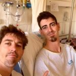 Adrián Lastra con su hermano en el hospital / Foto: Instagram