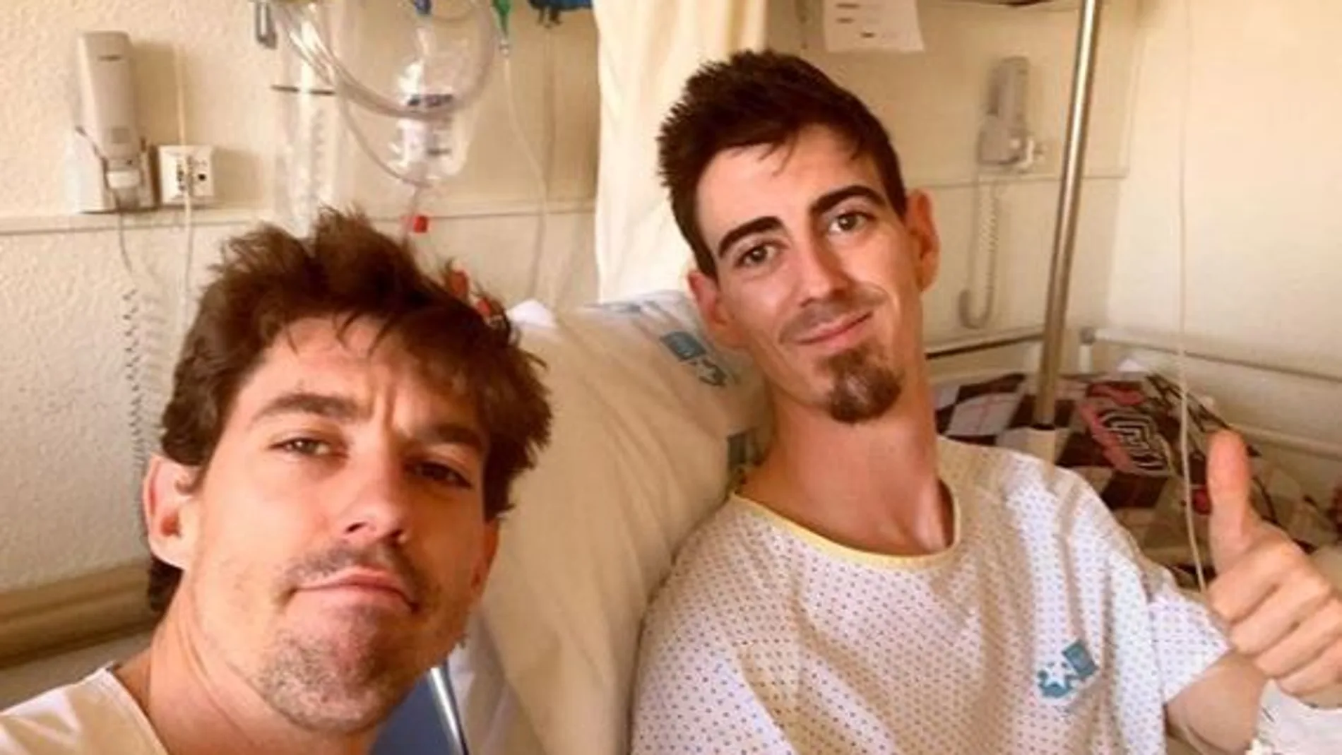 Adrián Lastra con su hermano en el hospital / Foto: Instagram