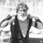 Jack O'Neill poniéndose un traje de neopreno en 1982