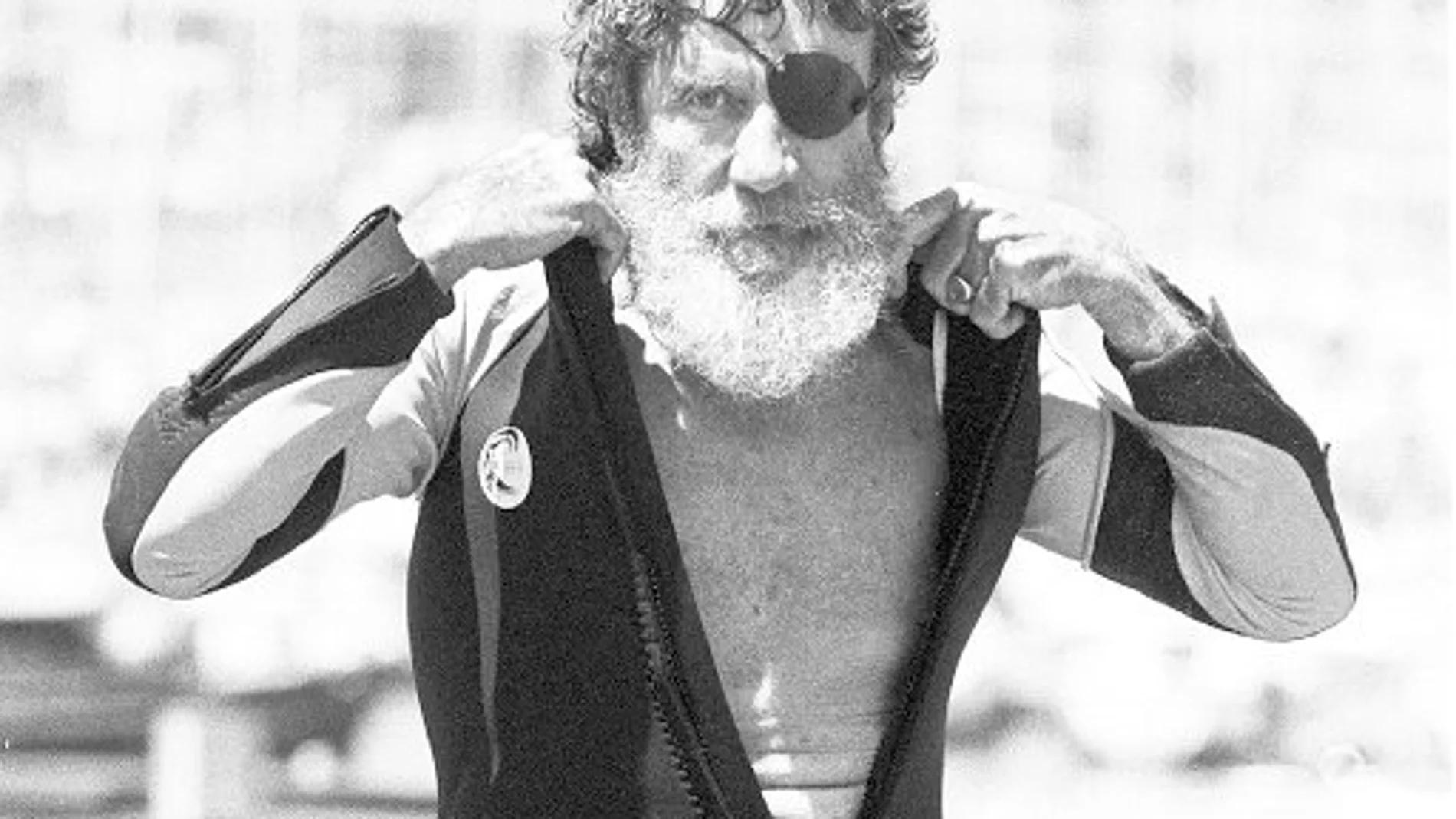 Jack O'Neill poniéndose un traje de neopreno en 1982