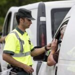 Un agente de la Guardia Civil de Tráfico en un control esta mañana en la CV-500 cerca de El Saler (Valencia)