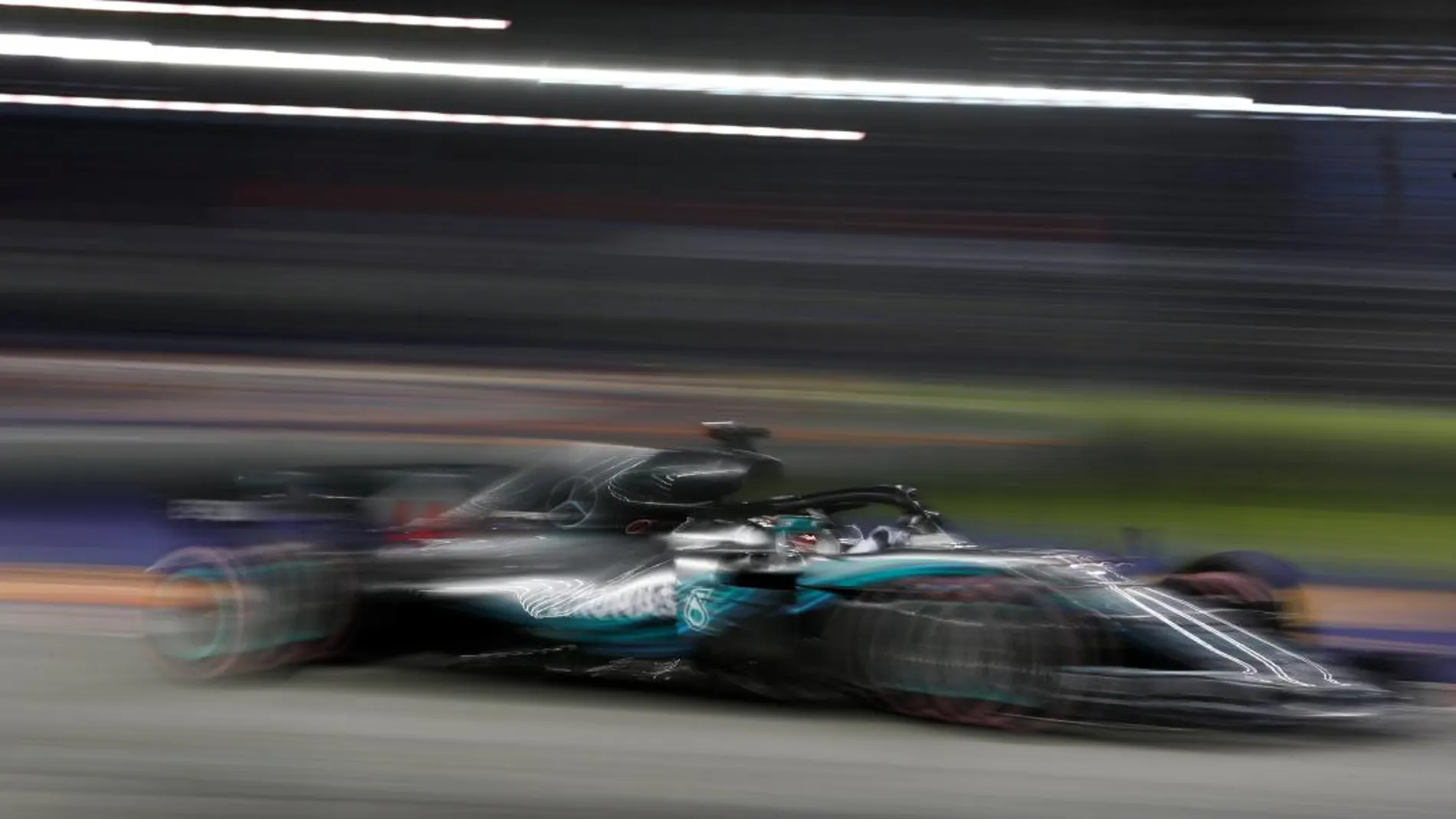 Formula One F1 - Singapore Grand Prix - Marina Bay Street Circuit, Singapore - September 16, 2018 Mercedes' Lewis Hamilton leads during the race REUTERS/Edgar Su