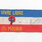 LA LIBERTAD. La divisa «Vivir libre o morir», que data de la Revolución Francesa, complementa la bandera tricolor en este brazalete del maquis de Bourgogne-Côte-d´Or
