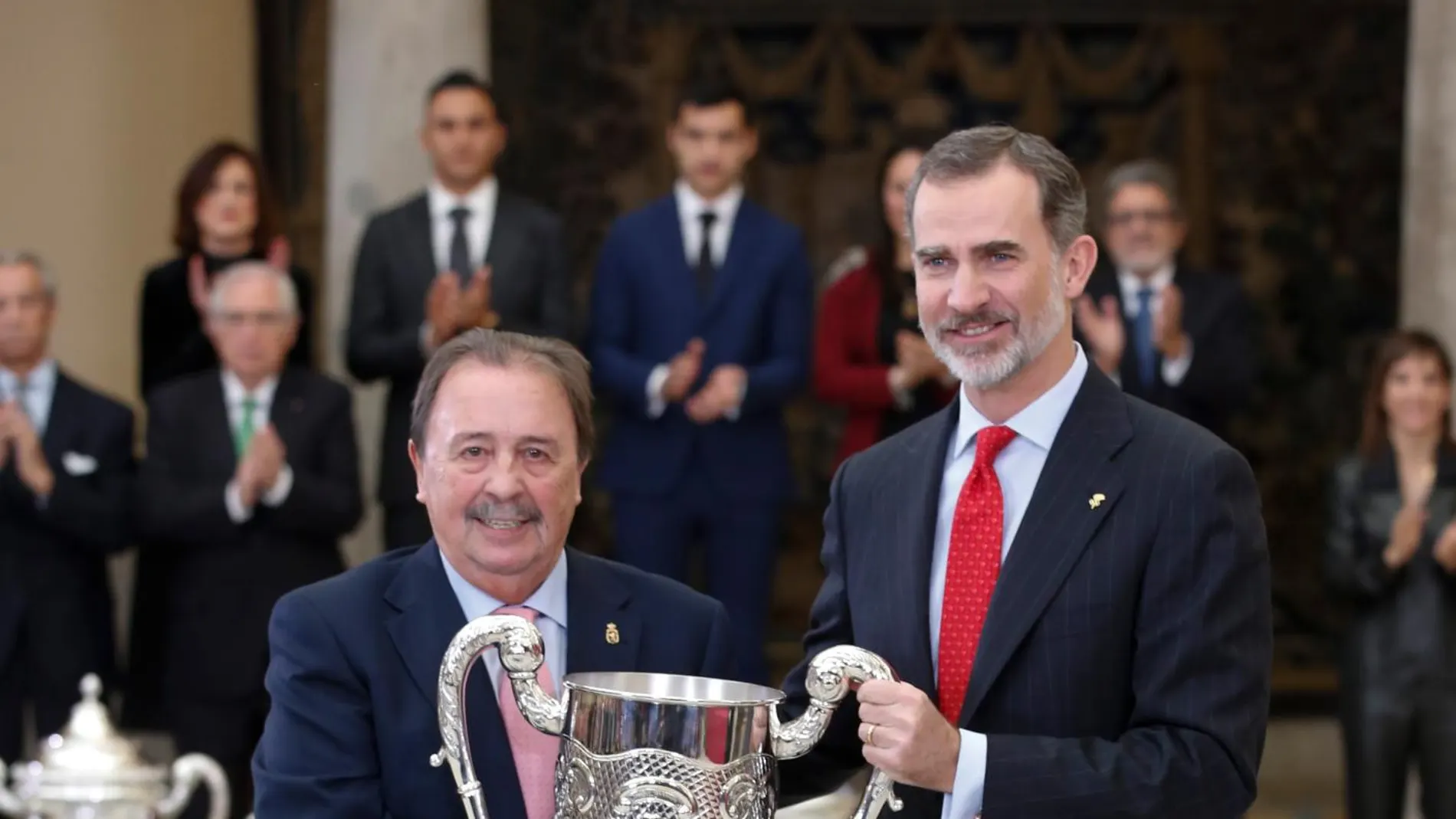 El Rey Felipe VI entrega a Juan de Dios Román el Premio Nacional Francisco Fernández Ochoa / Foto: J. Fdez.-Largo