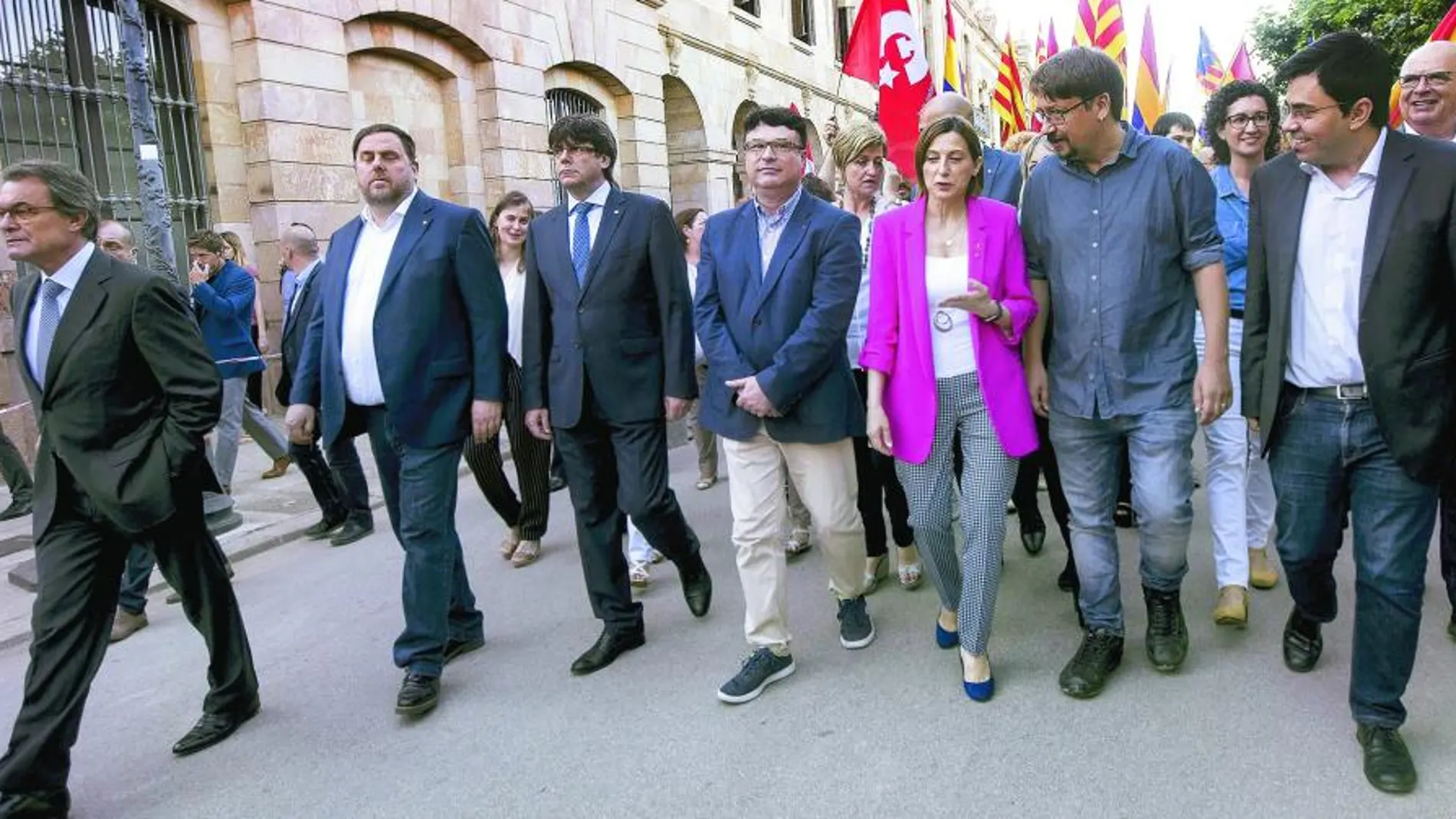 En el centro, Joan Josep Nuet, secretario tercero de la Mesa del Parlament, acude a declarar flanqueado por (de izquierda a derecha) Mas, Junqueras, Puigdemont, Forcadell, Domenech y Pisarello