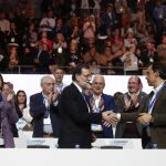 El presidente del Gobierno y del PP, Mariano Rajoy, saluda a Maillo en presencia de María Dolores de Cospedal