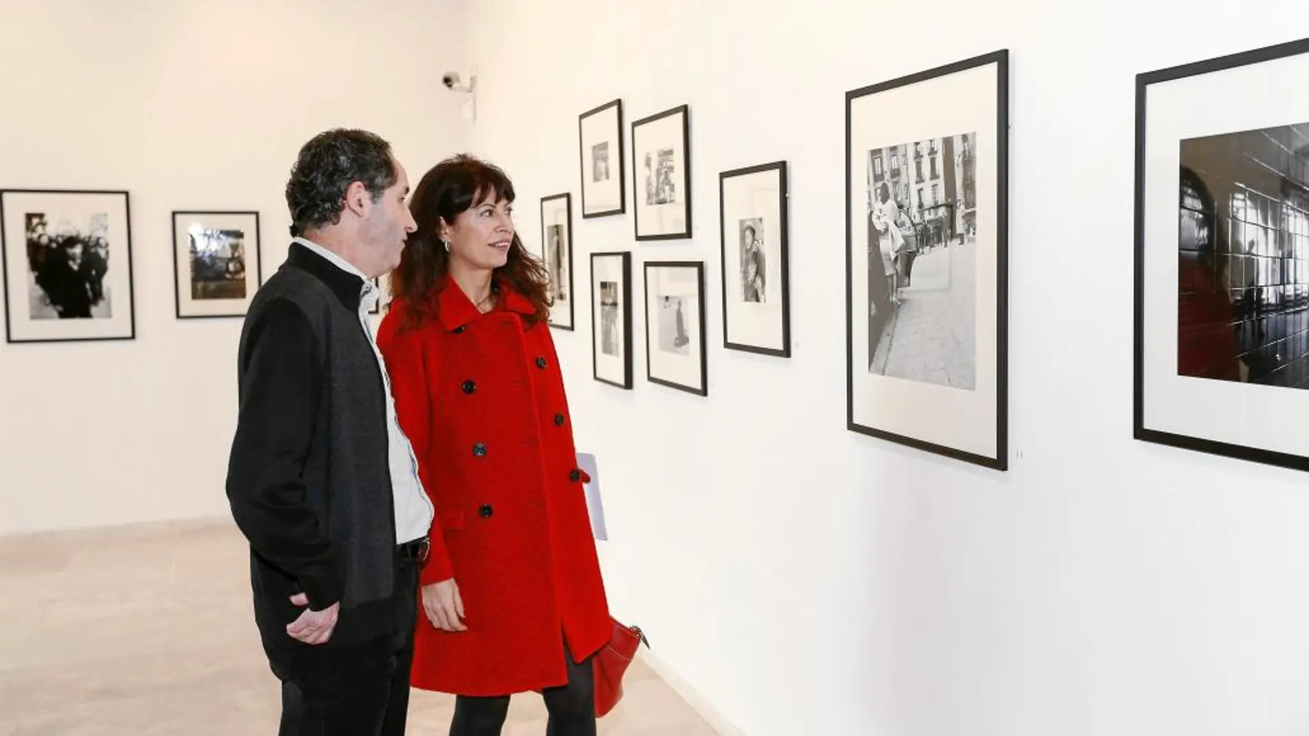 la concejal de Cultura, Ana Redondo, y el comisario de la muestra, Pepe Font de Mora, ayer durante la inauguración en el Museo Patio Herreriano de Valladolid.
