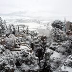 Vista del Tajo de Ronda cubierto por la intensa nevada que ha caído durante la noche en el municipio malagueño.