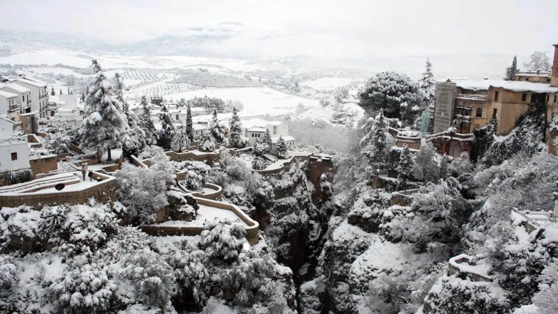 Vista del Tajo de Ronda cubierto por la intensa nevada que ha caído durante la noche en el municipio malagueño.