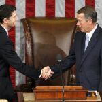 El presidente saliente, John Boehner felicita a Paul Ryan, nuevo presidente