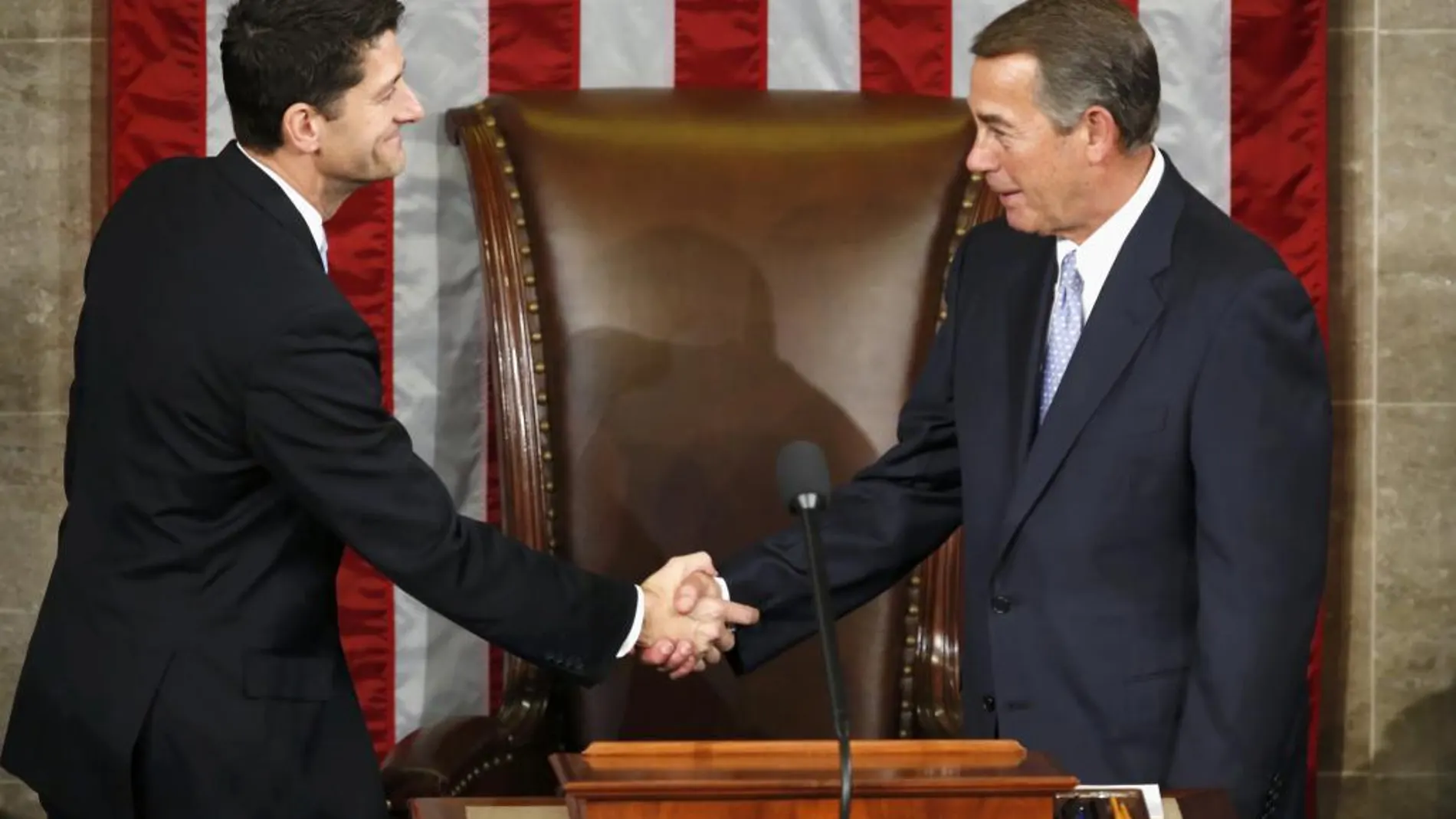 El presidente saliente, John Boehner felicita a Paul Ryan, nuevo presidente