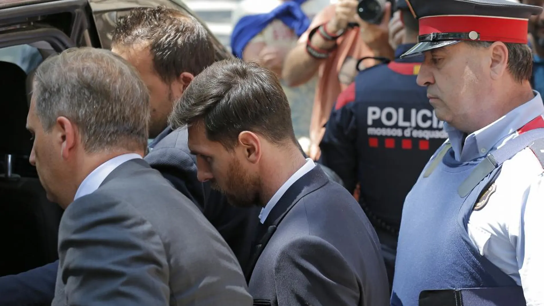 El jugador del FC Barcelona a su salida de los juzgados