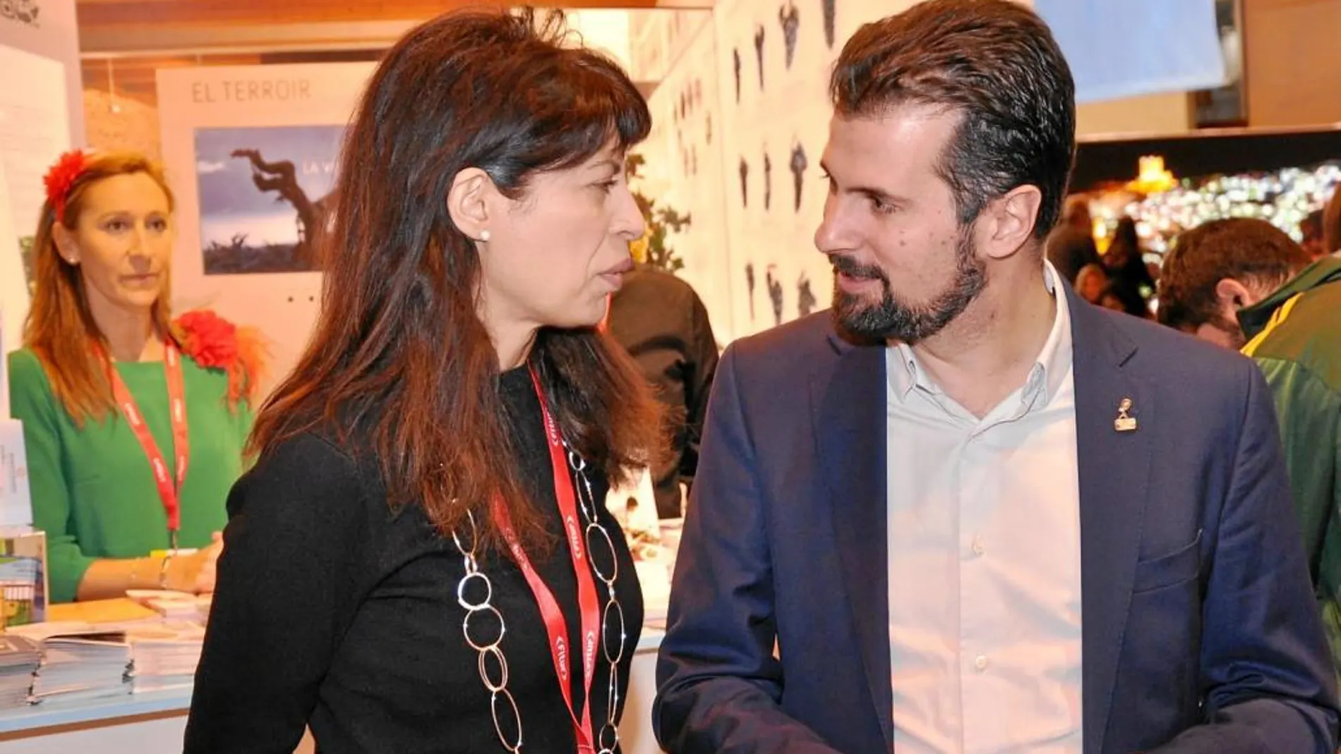 El líder socialista, Luis Tudanca, conversa con la concejala de Cultura de Valladolid, Ana Redondo, en Fitur