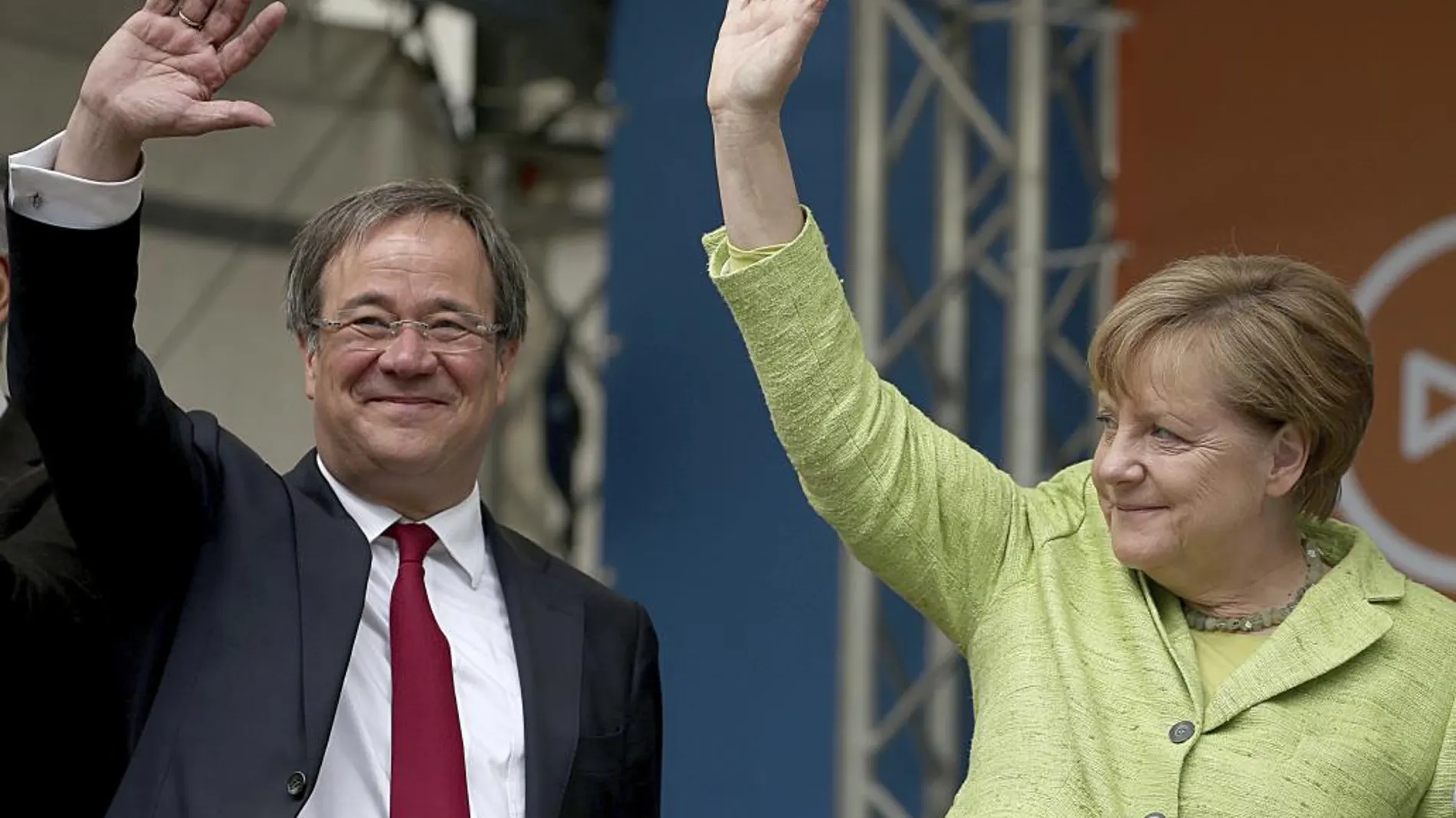 Ángela Merkel junto a Armin Laschet, líder de la CDU en Renania del Norte-Westfalia, durante un acto de campaña en Renania del Norte-Westfalia.