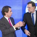 José María Aznar saluda a Mariano Rajoy, ayer en el Comité Ejecutivo del partido