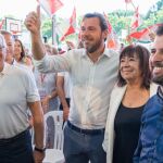Óscar Puente levanta el dedo en símbolo de satisfacción, arropado por Cristina Narbona, Josep Borrell y Luis Tudanca