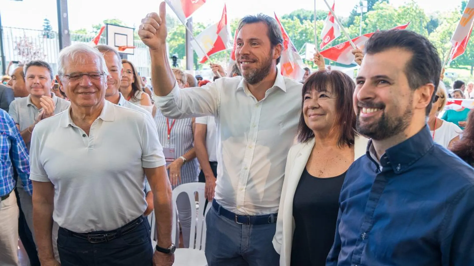 Óscar Puente levanta el dedo en símbolo de satisfacción, arropado por Cristina Narbona, Josep Borrell y Luis Tudanca
