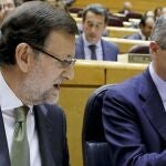 Mariano Rajoy y Alberto Ruiz-Gallardón, durante la sesión de control al Ejecutivo celebrada esta tarde en el pleno del Senado.