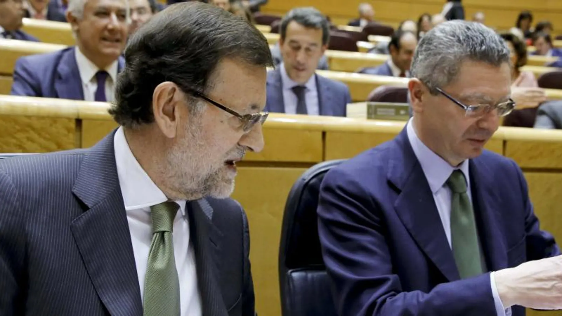 Mariano Rajoy y Alberto Ruiz-Gallardón, durante la sesión de control al Ejecutivo celebrada esta tarde en el pleno del Senado.