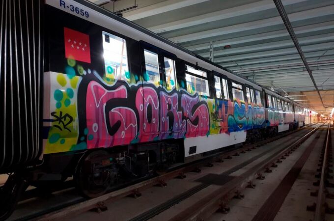 Pintadas en un vagón del metro de Madrid