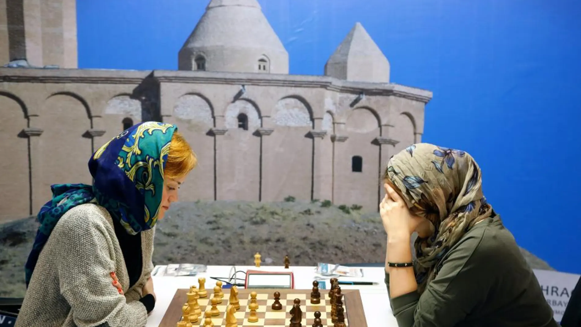 Dos mujeres participan en el Mundial femenino de Ajedrez de Teherán.