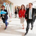Silvia Clemente y Fernando Rey, a su llegada al Congreso en compañía de Montaña Benavides, de Unicef