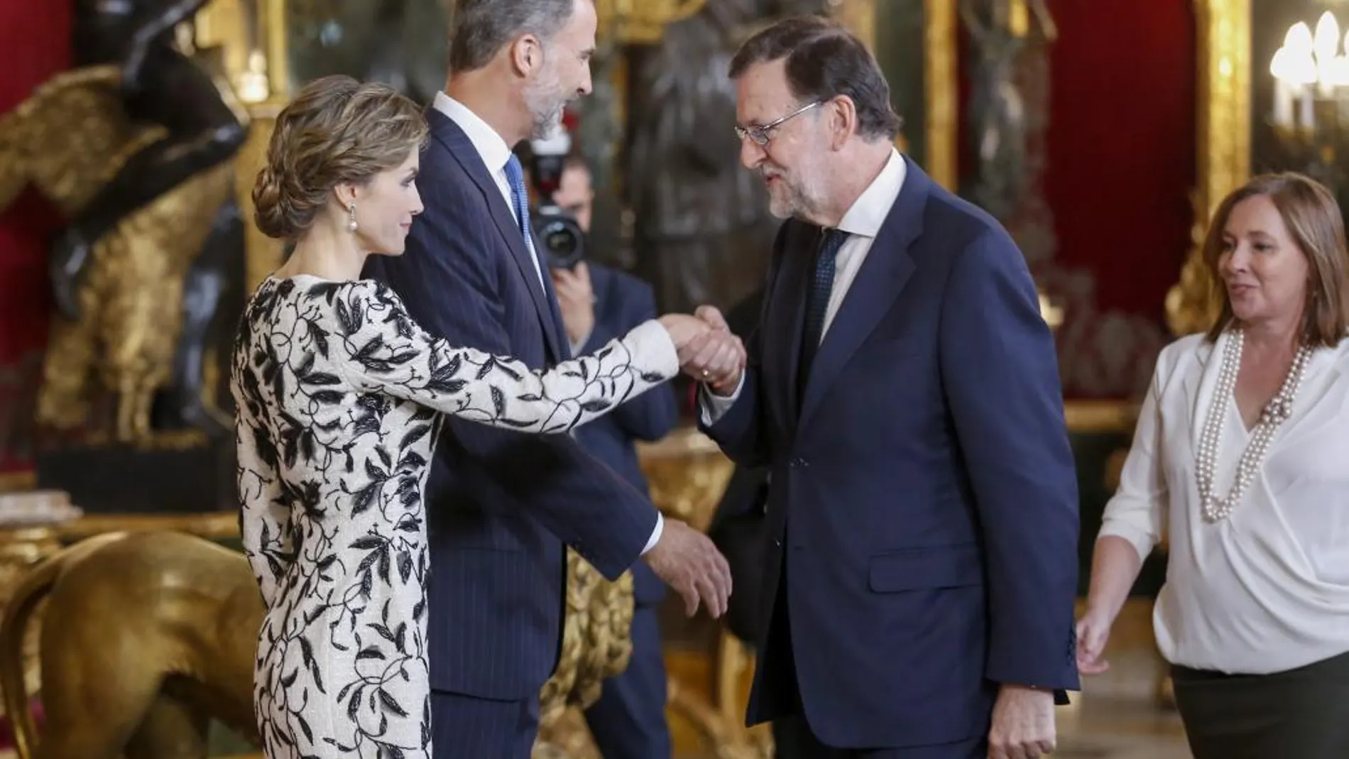 Los Reyes saludan al presidente del Gobierno en funciones, Mariano Rajoy, a su llegada a la tradicional recepción ofrecida hoy en el Palacio Real
