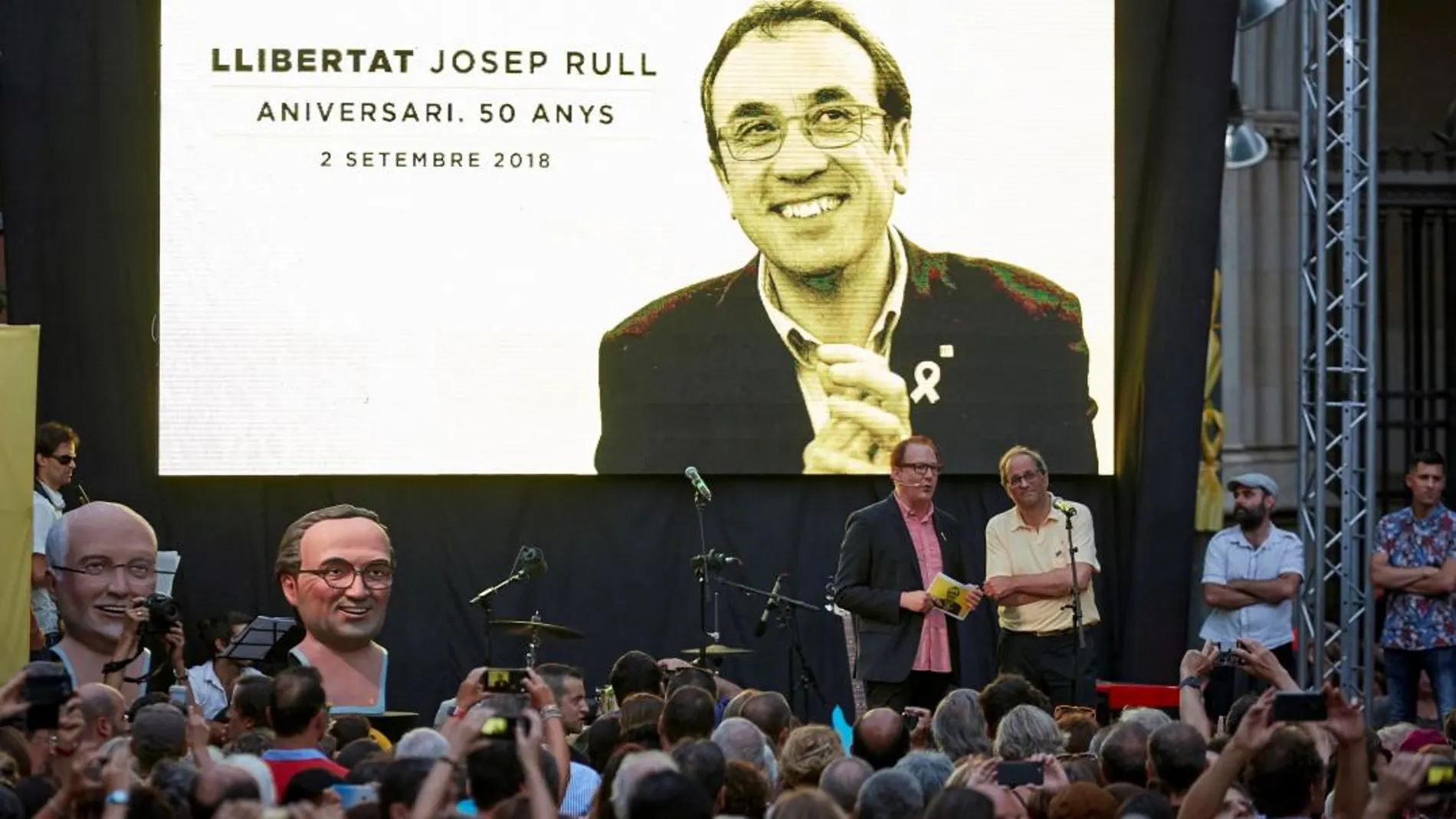 El presidente de la Generalitat, Quim Torra (c-d), encabezó un acto de celebración del 50 cumpleaños del exconseller Josep Rull. Foto: EFE/Alejandro García