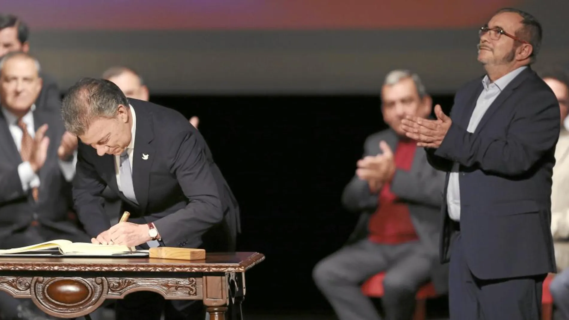 Juan Manuel Santos y «Timochenko» firman el nuevo acuerdo en Bogotá