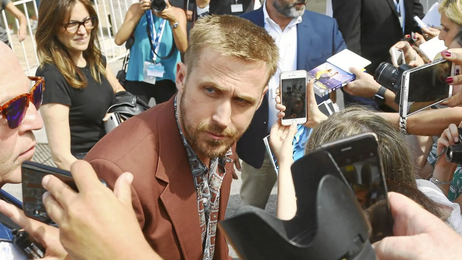 El actor norteamericano Ryan Gosling, que da vida a Neil Armstrong en «First Man», llegó ayer a Venecia y despertó pasiones entre los fans
