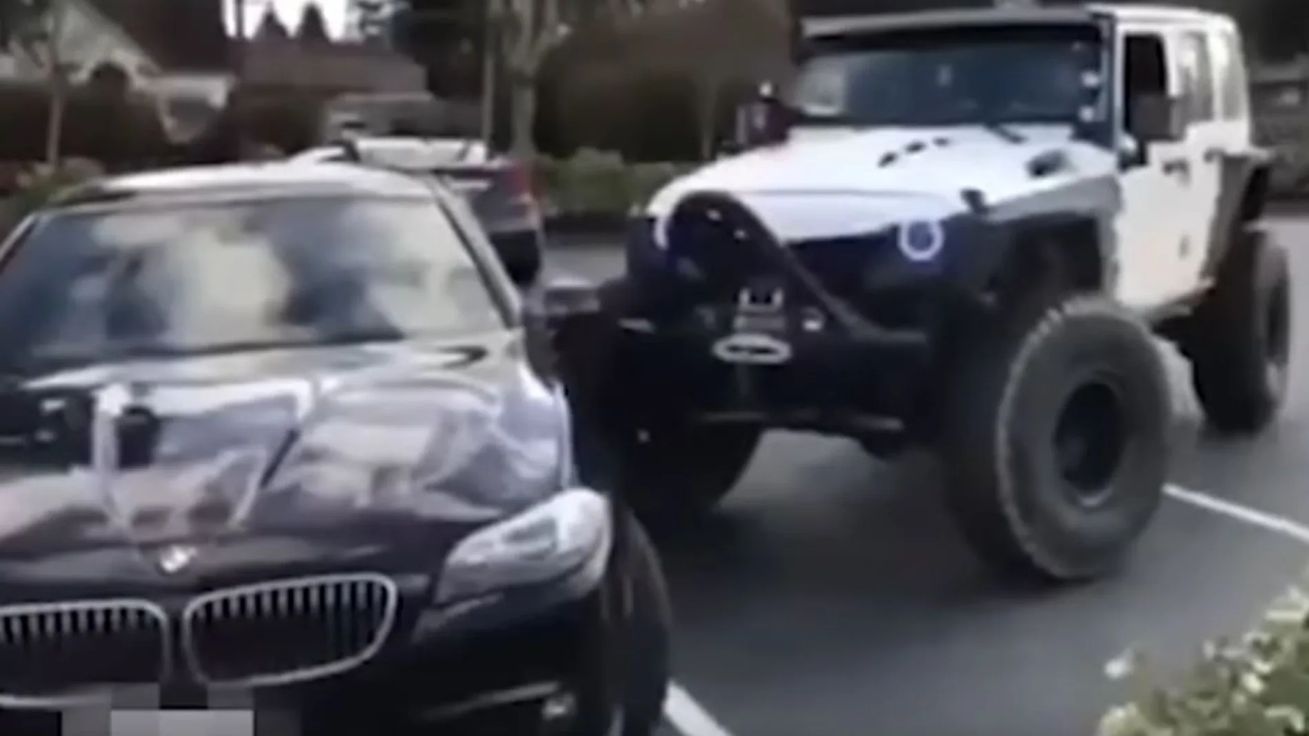 Empuja con un todoterreno a un vehículo que ocupaba dos plazas en un aparcamiento