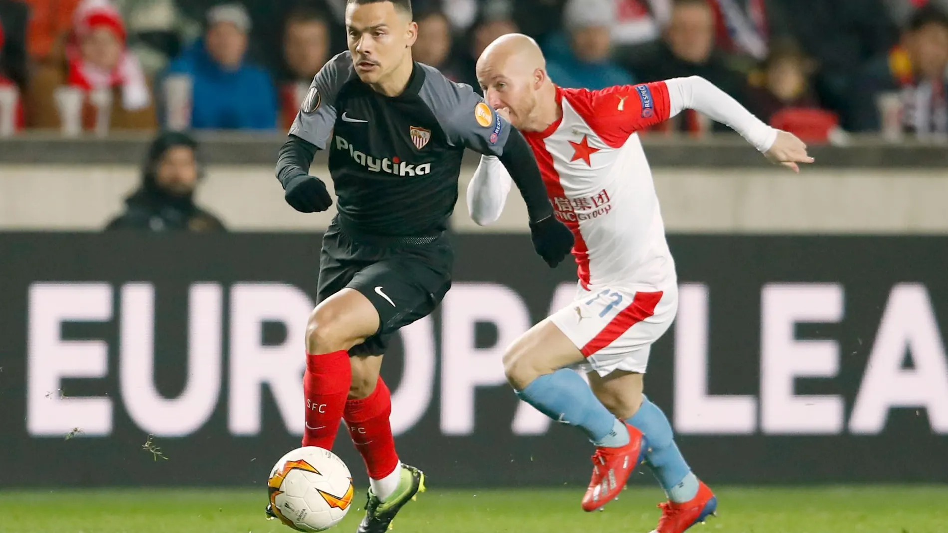 El centrocampista español del Sevilla Roque Mesa durante el partido contra el Slavia Praga / Efe