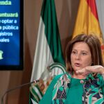 La consejera María José Sánchez Rubio es la responsable de las políticas de protección a la infancia en la comunidad (Foto: Efe)