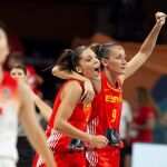 Las jugadoras de la selección española Cristina Ouviña (i) y Laia Palau celebran la victoria frente a Japón / Efe