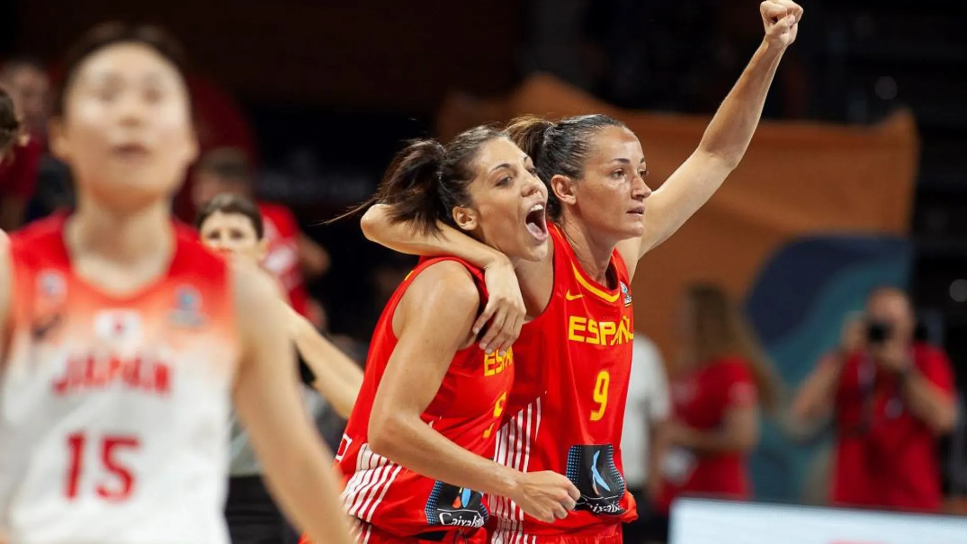 Las jugadoras de la selección española Cristina Ouviña (i) y Laia Palau celebran la victoria frente a Japón / Efe