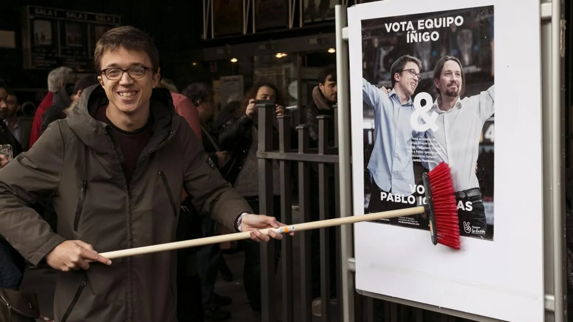 El número dos de Podemos, Íñigo Errejón, durante la presentación de su candidatura para el Consejo Ciudadano Estatal en la asamblea de Vistalegre II, en un acto celebrado hoy en el Cine Palafox de Madrid