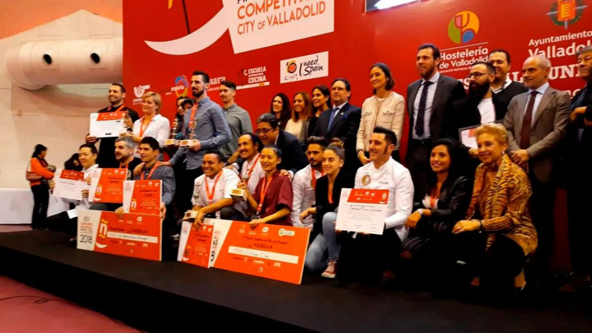 Foto de familia del alcalde Óscar Puente y la ministra Reyes Maroto con los ganadores