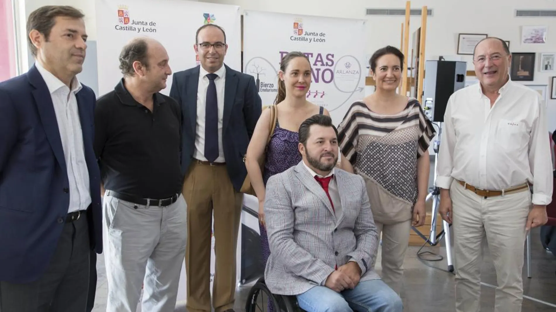 De izquierda a derecha, Javier Ramírez, Santiago Moreno, Víctor Alonso, Arancha Casado, Francisco Sardón, María Josefa García Cirac y Carlos Moro, en la presentación de la Ruta del Vino accesible Ribera del Duero