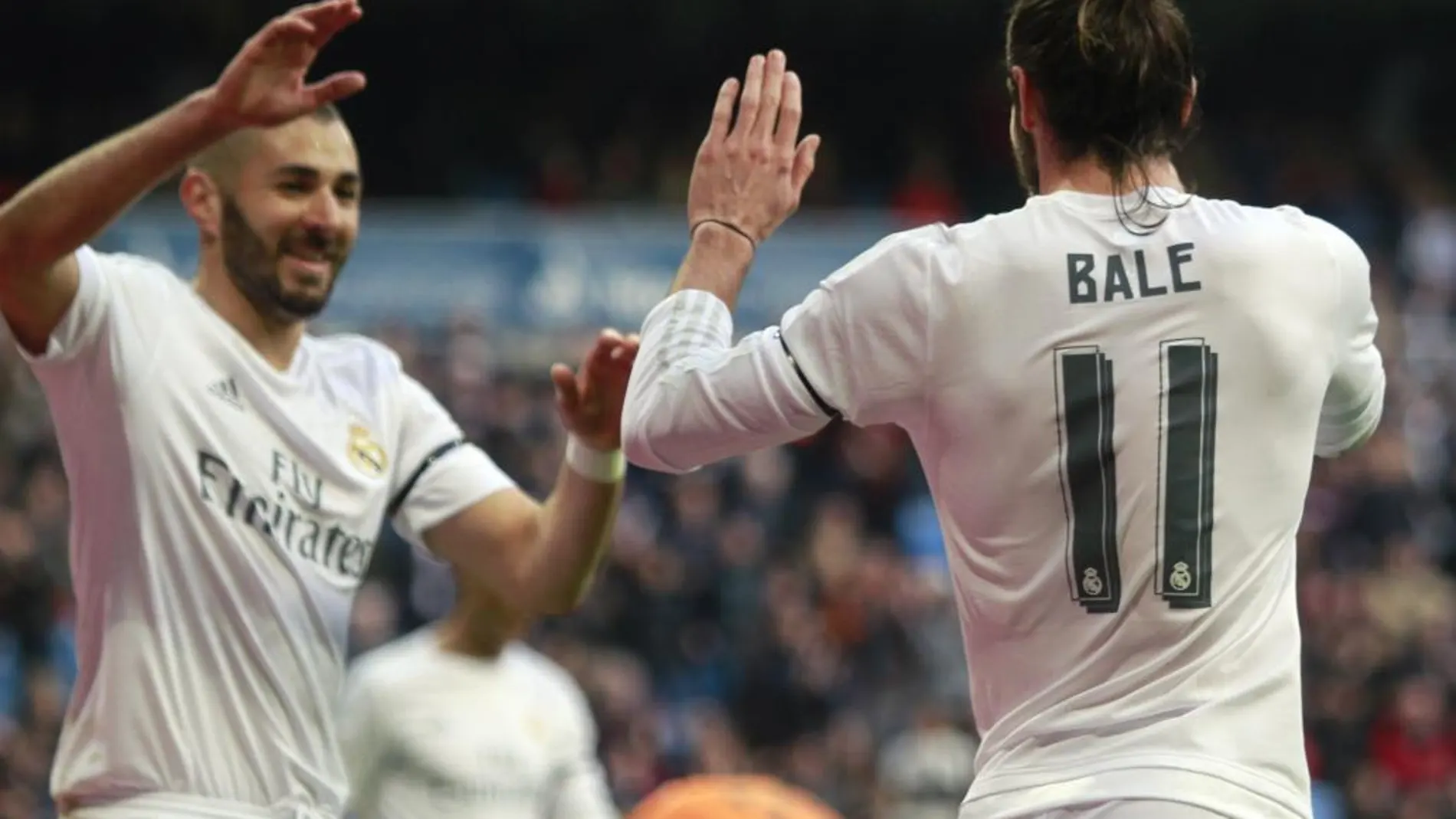 Gareth Bale celebra con su compañero Karim Benzema la consecución del cuarto gol de su equipo al Rayo Vallecano