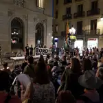  Centenares de personas ocupan la plaza San Jaume para evitar que entren agentes de policía