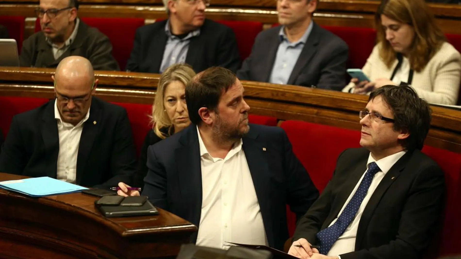 El presidente de la Generalitat, Carles Puigdemont, el vicepresidente, Oriol Junqueras (2d), la consellera de Presidencia, Neus Munté (2i), y el conseller de Asuntos Exteriores, Raül Romeva (i)
