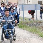 Un grupo de personas con discapacidad recorren uno de los tramos del Camino de Santiago