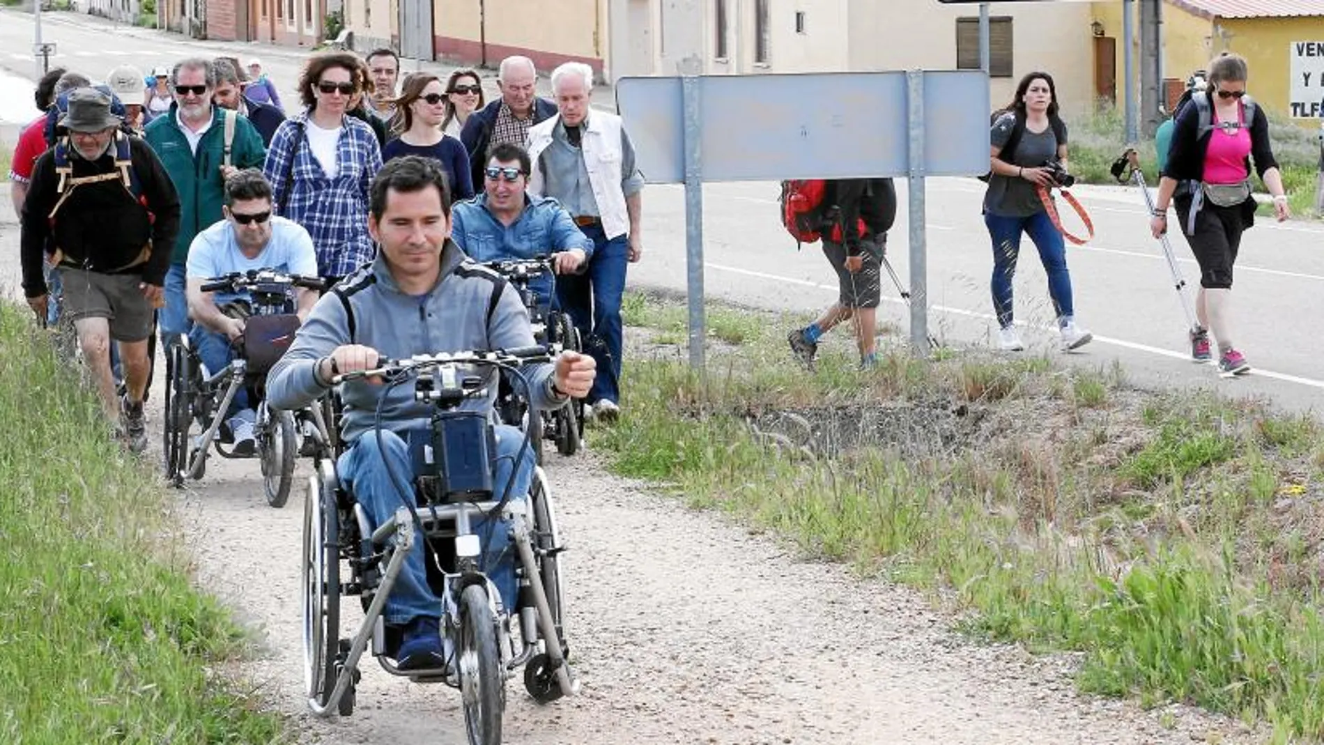 Un grupo de personas con discapacidad recorren uno de los tramos del Camino de Santiago