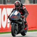 Jorge Lorenzo se estrenó ayer con la Honda oficial del HRC Repsol. Dio treinta vueltas y acabó en el puesto 18º a 1.5 segundos de Viñales, el más rápido, y a 1.2 de su compañero Márquez.