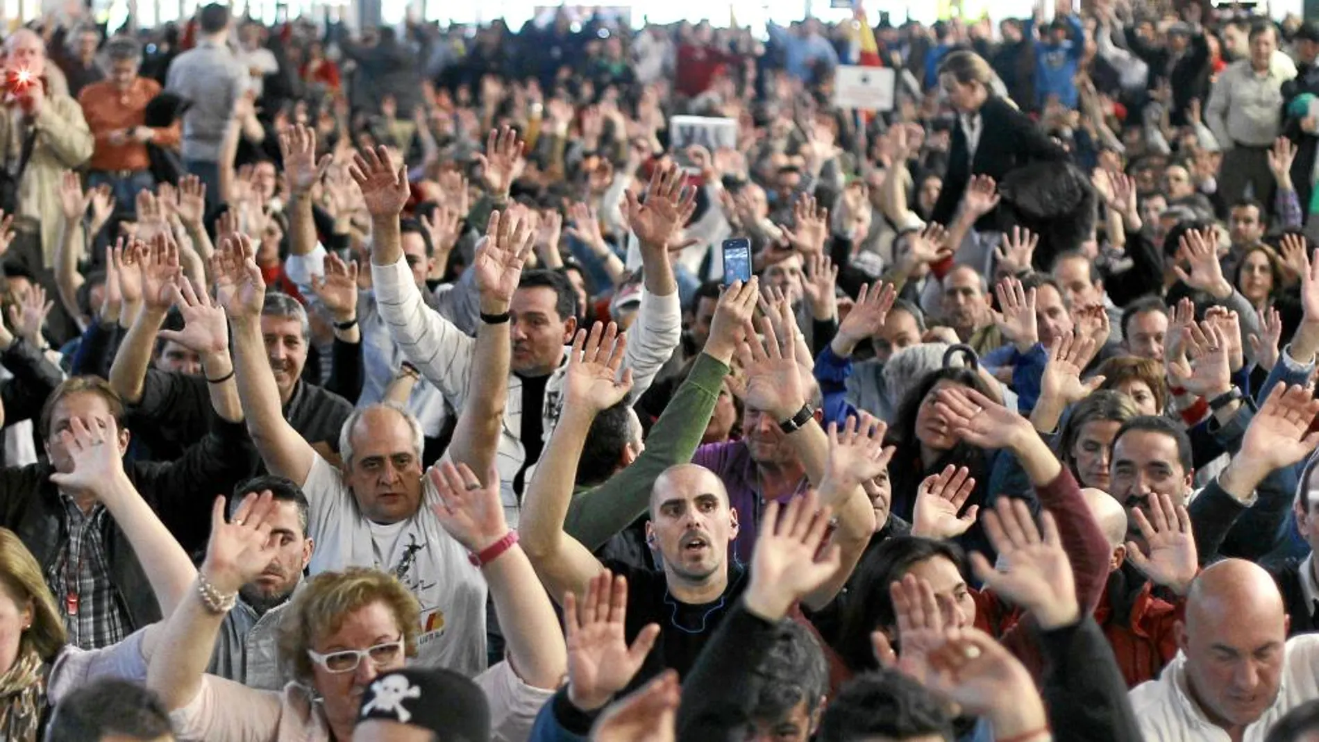 Los trabajadores de Iberia volvieron a manifestarse ayer en la T-4 de Barajas, en el décimo día de huelga