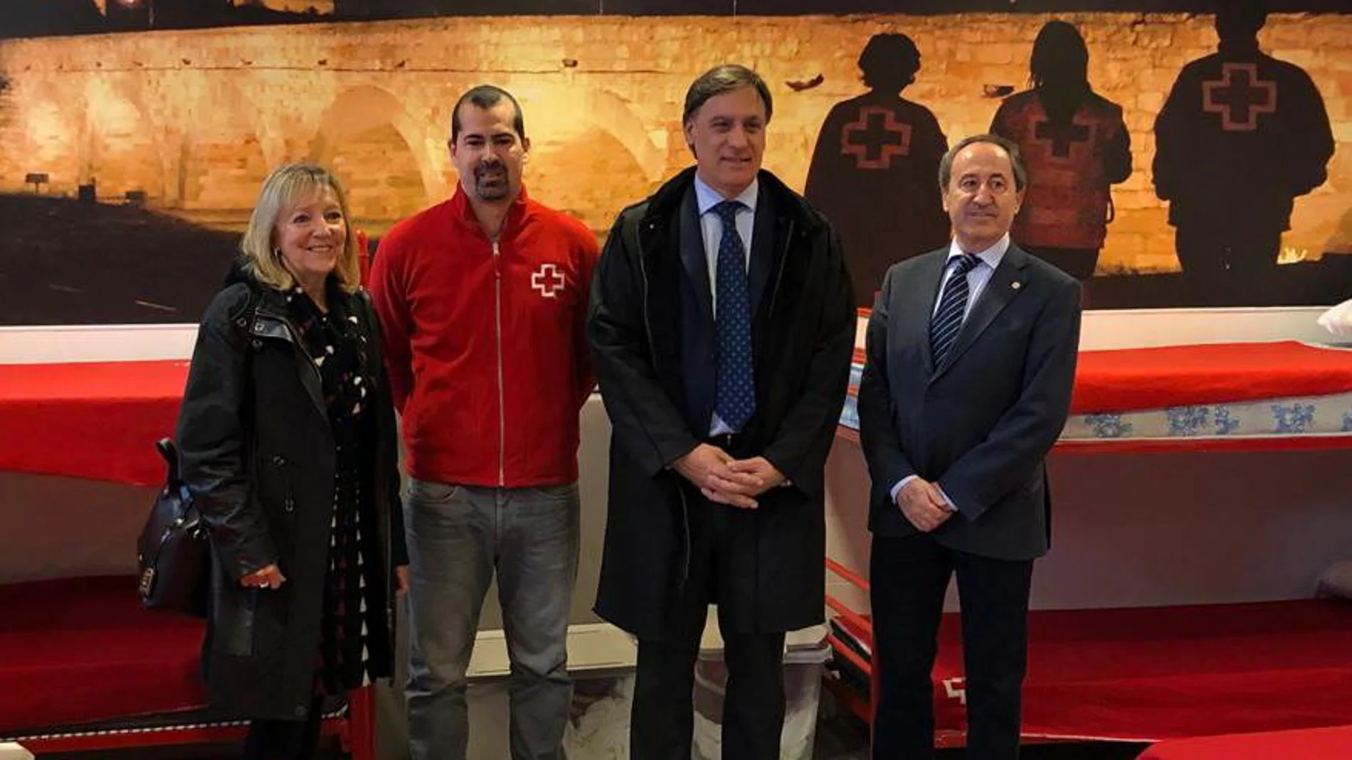 El alcalde de Salamanca, Carlos García Carbayo, durante la visita a las instalaciones de Cruz Roja en la ciudad y junto al presidente de la institución, Jesús Juanes